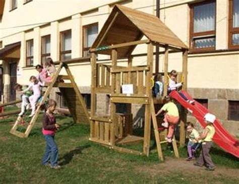 Pes a deti sa hrajú