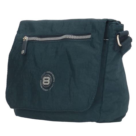 Rôzne spôsoby nosenia dámskej tašky cez plece