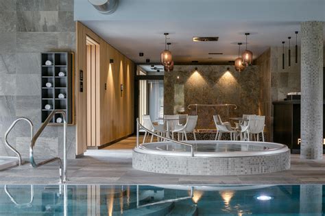 interiér wellness centra s bazénom a saunou