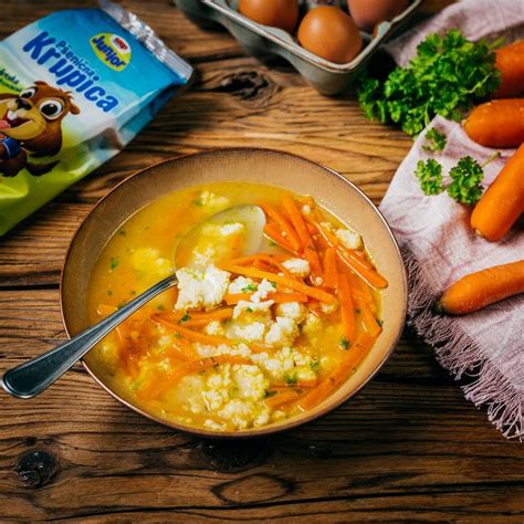 Obrázok hotovej krémovej mrkvovej polievky s petržlenovou vňaťou