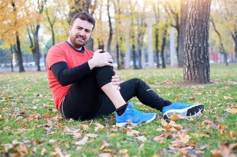 Fotografia samojeda pri behu so športovým vybavením