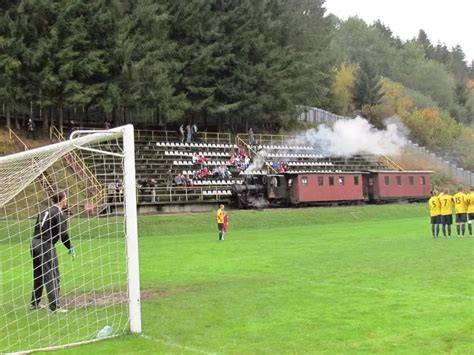 Infografika: Čiernohronská železnica a futbalové ihrisko