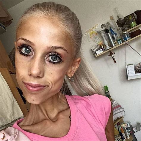 Moderné fotografie ľudí s vybíjanými obojkami