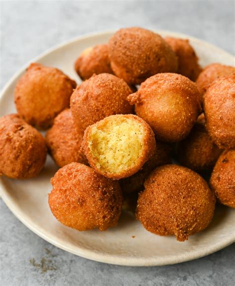 Detail čiernych čižiem Hush Puppies