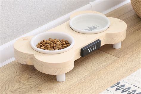 Interiér psieho koterca s otočnými držiakmi na misky