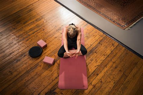 Šteniatka hrajúce sa na podložke na jogu