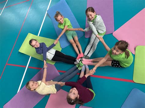 Šteniatka a ľudia cvičiaci jogu spolu