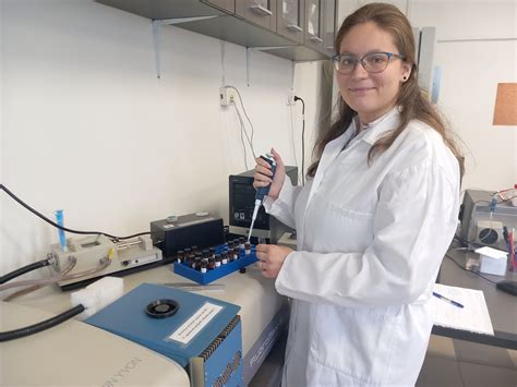 Pes pri práci v laboratóriu