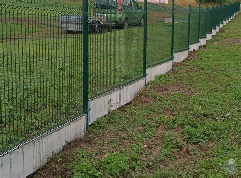 Detail robustného drôteného plotu koterca