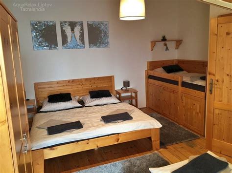 Interiér útulku s postelami a skriňami