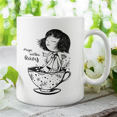 šálka kávy a čaju vedľa psa