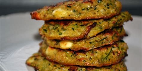 Ilustrácia cuketových placiek s tofu