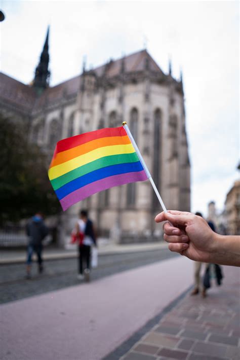 Dúhová vlajka vztýčená nad Prahou