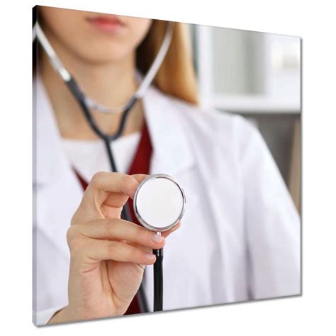 Lekár podávajúci injekciu