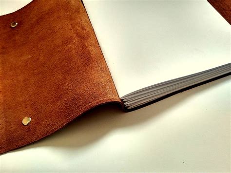 Detail zapínania koženého obojka