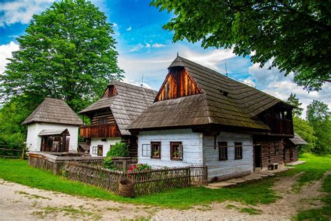 Ilustrácia slovenskej dediny a salaša