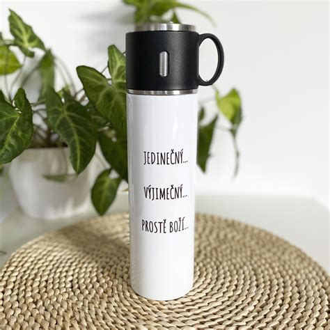 Termoska s teplým nápojom