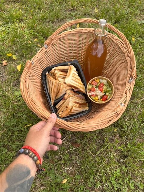 Jesenné pochúťky v piknikovom koši