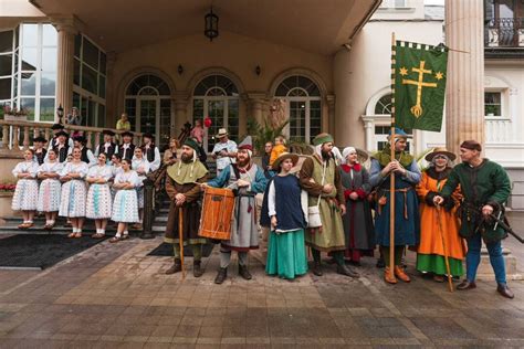 Vidiecka farma s postavami v dobových kostýmoch