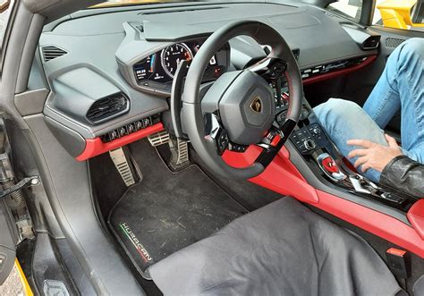 Interiér auta s nainštalovanou deliacou mriežkou pre psa