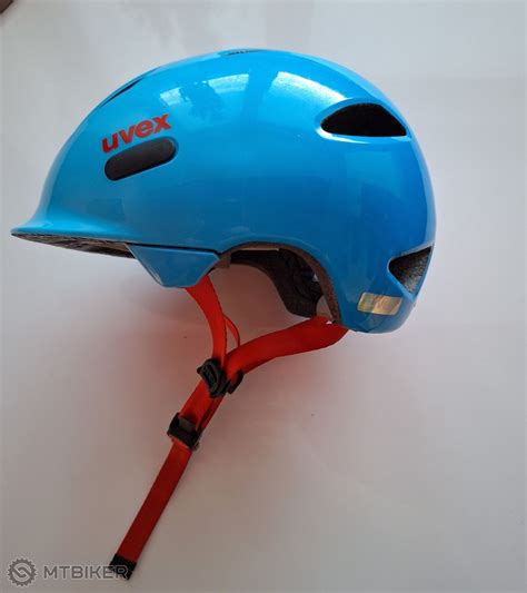 Rozbitá cyklistická prilba ako dôkaz nárazu