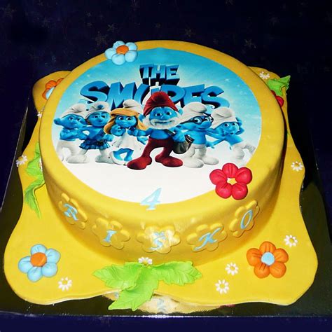 Deti sa tešia z torty s jedlým obrázkom