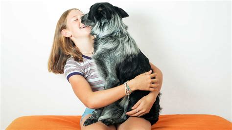 Smútiaci majiteľ objíma psa