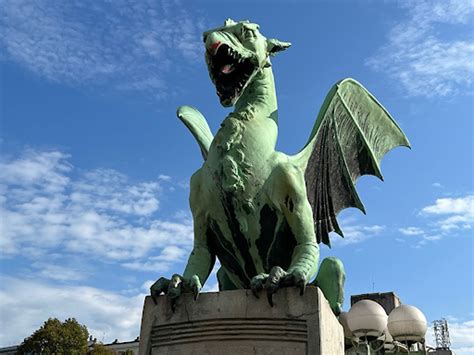 Socha wawelského draka chrlí oheň