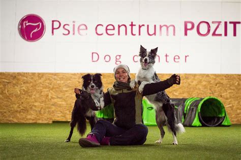 Trénerka psov so psami predvádzajúca triky