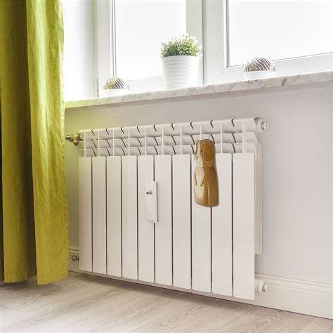 Pes oddychujúci na teplom peliešku pri radiátore