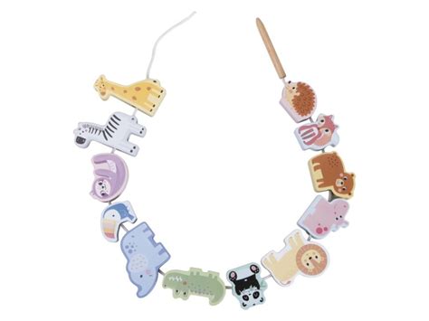 Rôzne drevené hračky vrátane ťahacích zvieratiek