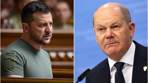 Rodina hrajúca sa s nemeckým špicom