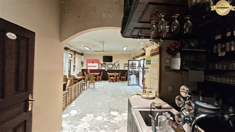 Interiér hostinca s klenutými stropmi