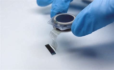 Ilustračná fotografia osoby s implantovaným čipom