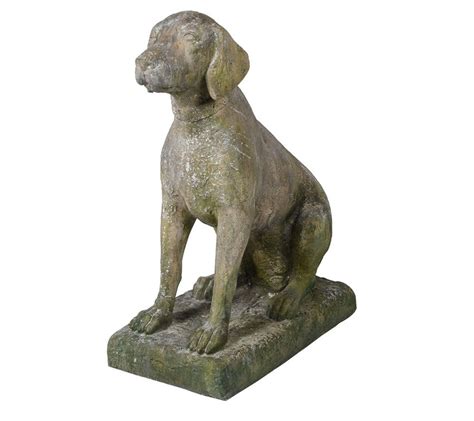 Záhradná socha psa sediaceho pri vchodových dverách