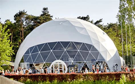 Labrador relaxujúci v dome