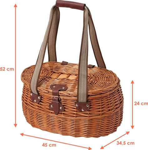 piknikový kôš s rôznymi dobrotami z lesného ovocia