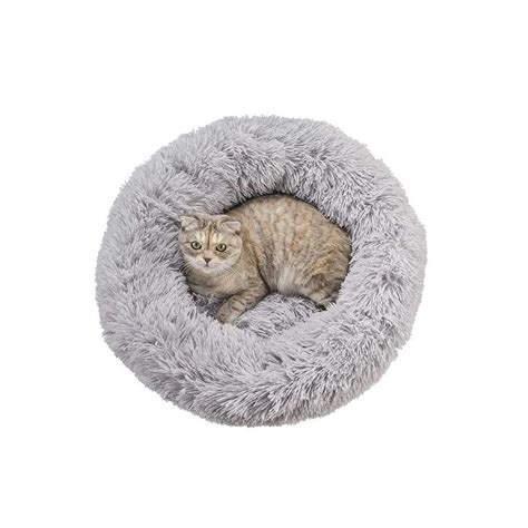 pelech pre mačku vyrobený z kartónovej krabice