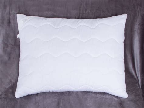 Univerzálny biely vankúš s prešívaným poťahom