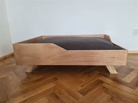 Drevený pelech pre psa vyrobený zo zásuvky