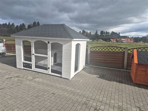 Interiér koterca s kvalitnou búdou