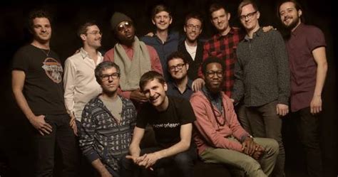 Hudobníci Snarky Puppy na pódiu