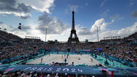 Ľudia na pikniku pod Eiffelovou vežou