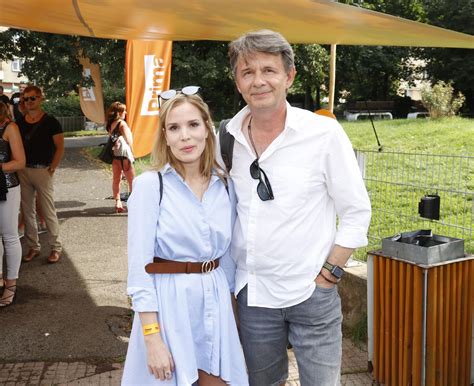 Štastný majiteľ s airedalským teriérom