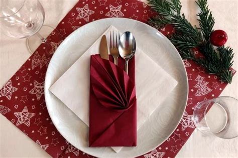 Ilustrácia základných krokov skladania servítky