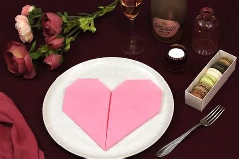 Servítka zložená do tvaru dvojitého špica