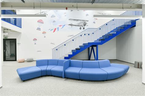 Interiér modernej pôrodnej sály s vybavením