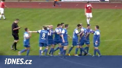 Futbalista pri náprahu na trestný kop