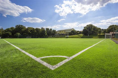 Futbalové ihrisko s vyznačenými kužeľmi na tréning