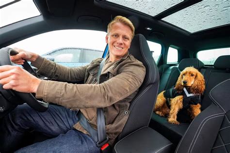 Pes priviazaný za auto
